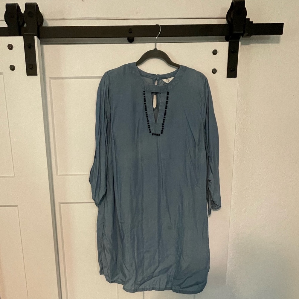 Light denim style dress. 3/4 sleeves. Multi season